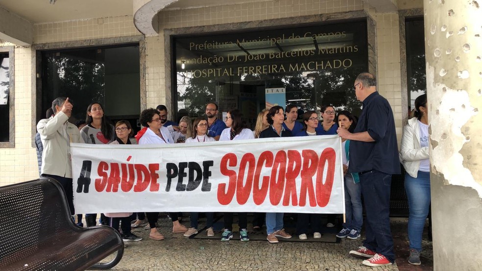 Médicos iniciam greve e realizam ato em Campos, no RJ