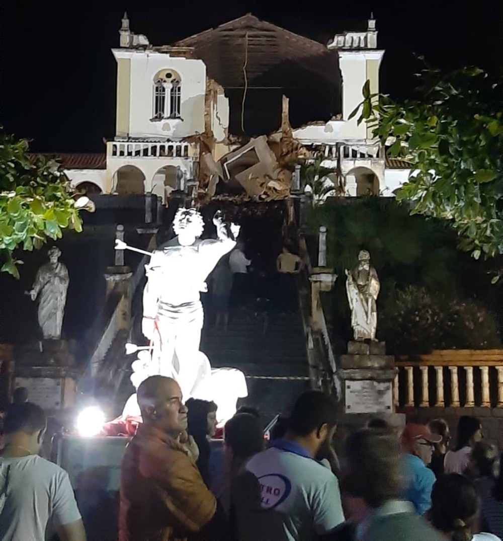 Igreja Matriz de São Sebastião desaba em Varre-Sai, RJ, no ano do centenário
