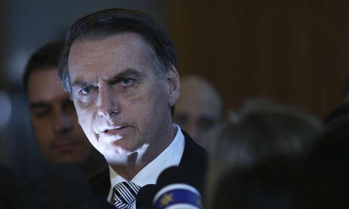 ‘Jamais eu entregaria meu celular’, afirma Bolsonaro sobre pedido de partidos ao STF