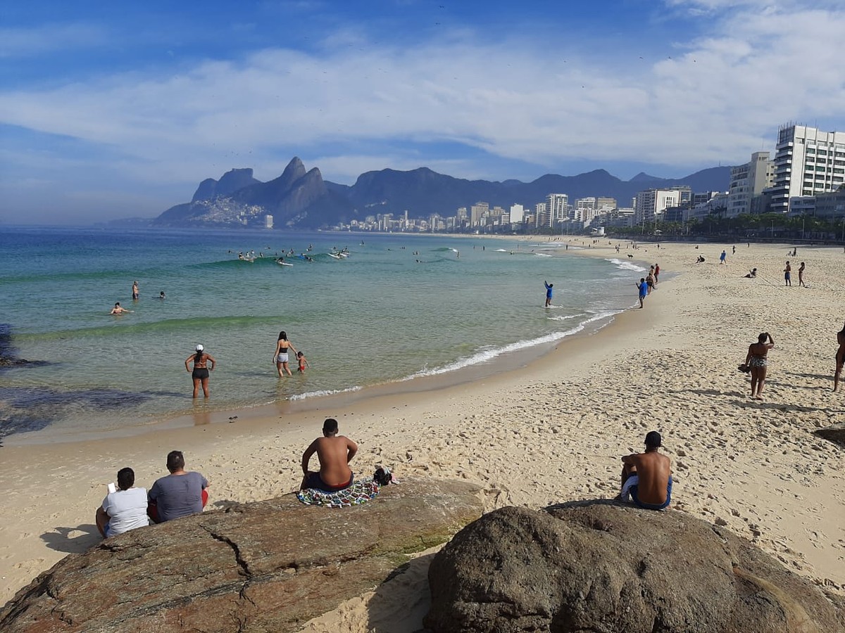 Shoppings e praias do Rio voltam a ter intensa movimentação nesta sexta, após flexibilização das medidas restritivas
