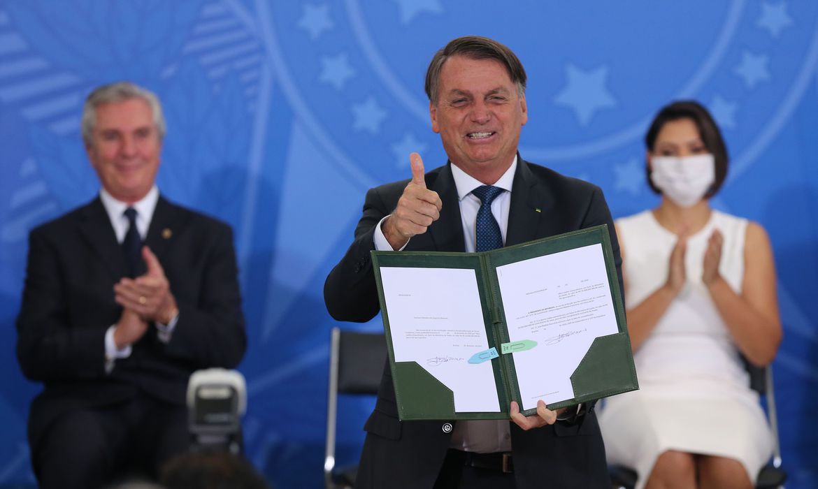 Bolsonaro edita MP com R$ 20 bilhões para o plano de vacinação contra a Covid-19