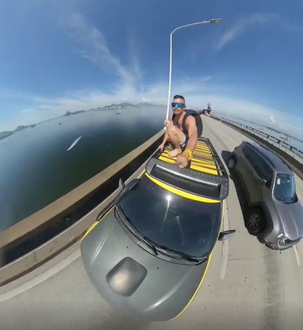 Dupla salta de paraquedas de cima de carro em movimento na Ponte Rio-Niterói; PRF investiga