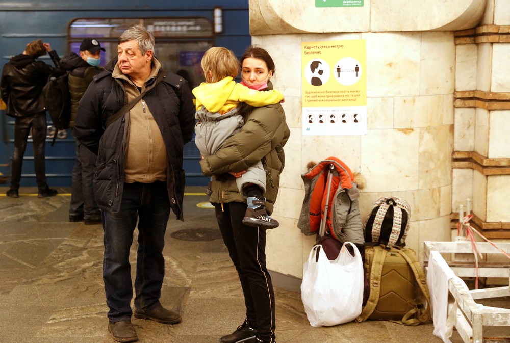 Por que as pessoas estão se refugiando em estações de metrô em Kiev?