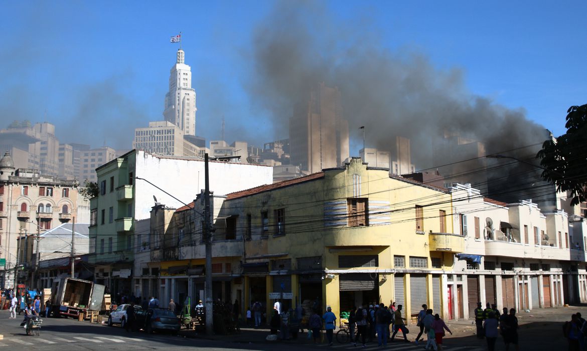 Já dura mais de 40 horas ação de bombeiros em incêndio no centro de SP