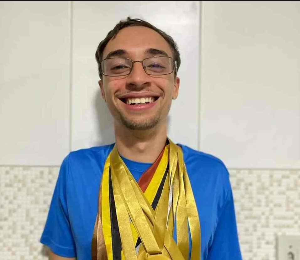 Brasileiro eleito um dos ‘melhores estudantes do mundo’ gasta 5 horas por dia no transporte público para ir e voltar da escola